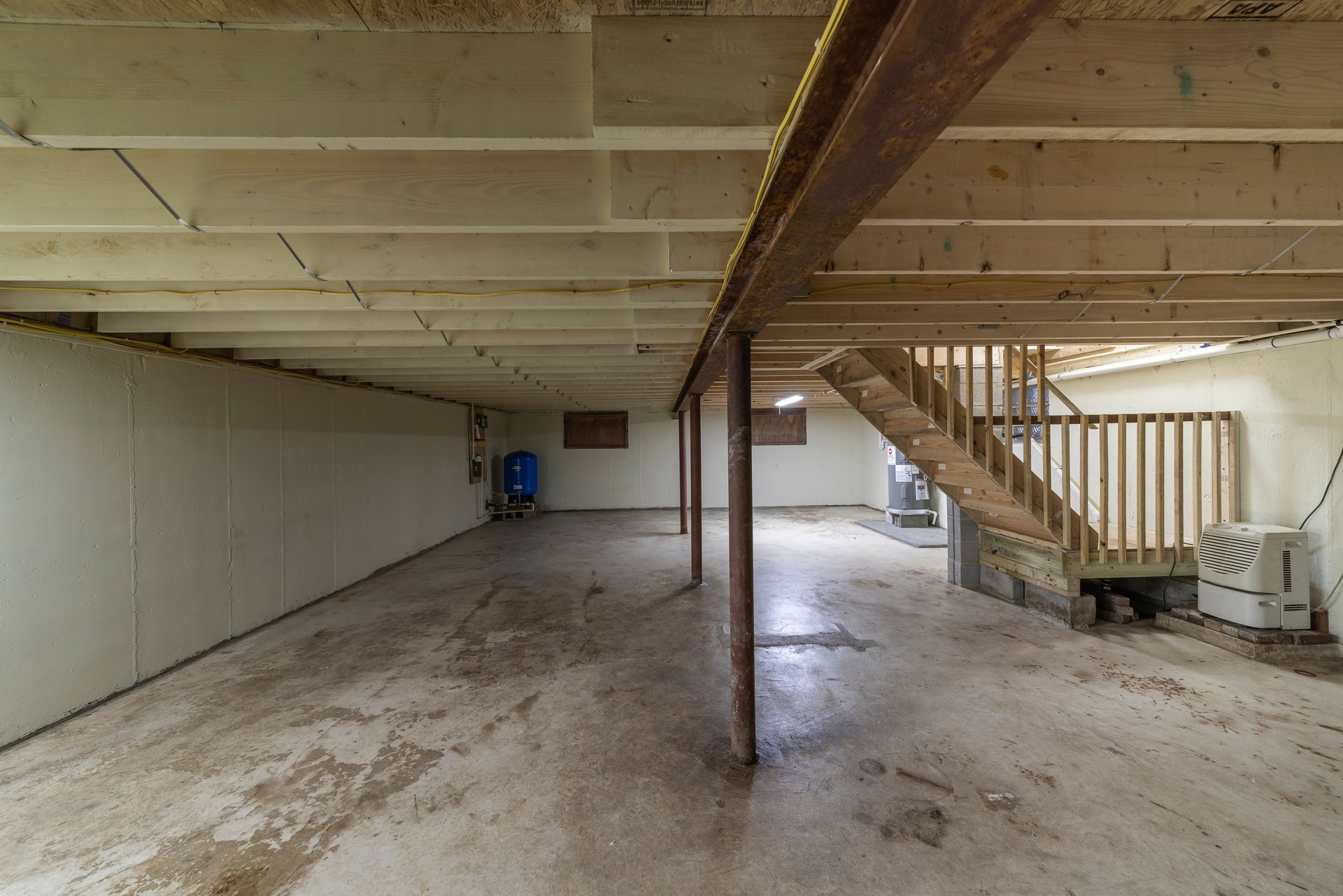 Keller mit Geräten in einem Wohnhaus, leer, sauber und bereit zum Verkauf.
