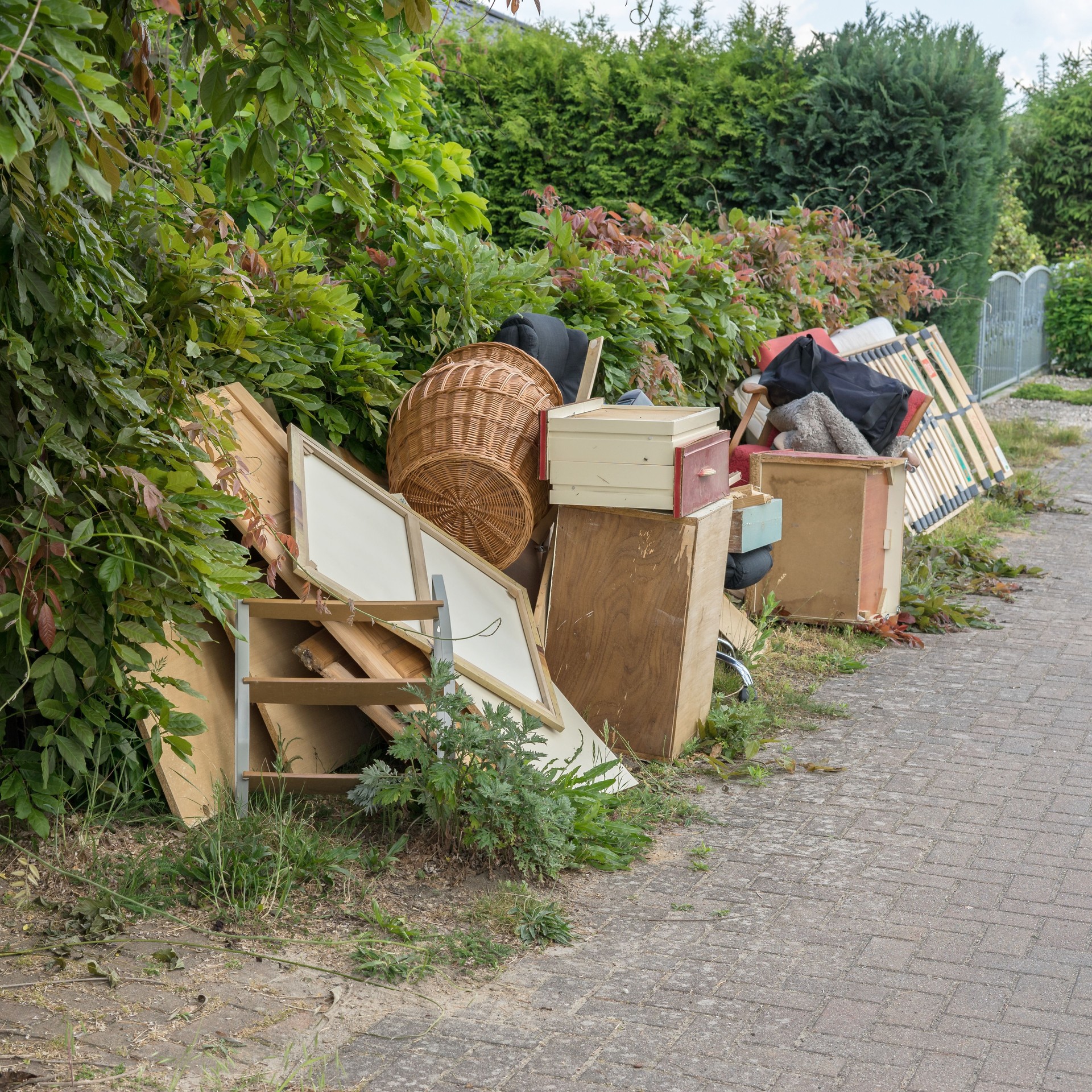 Sperrmüllhaufen am Straßenrand